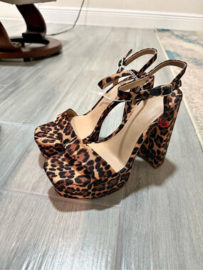 New Antonio Melani Seena Leopard Print Platform Heels size 8.5